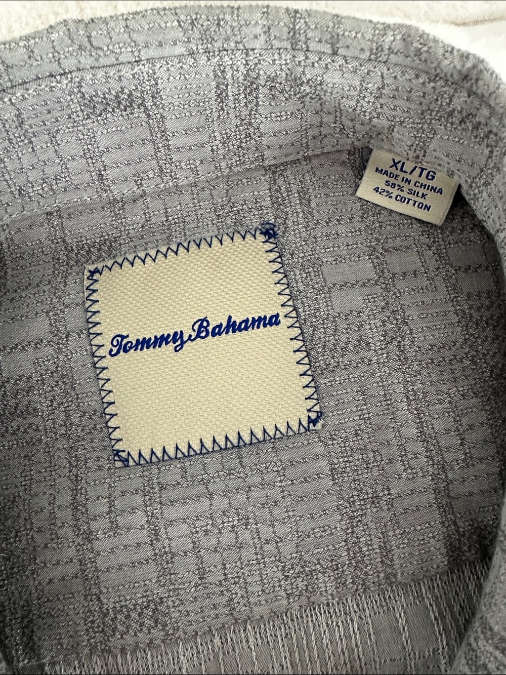 Tommy Bahama Men's Short-Sleeve Button-Down Shirt in Light Gray Pattern - Picture 9 of 9